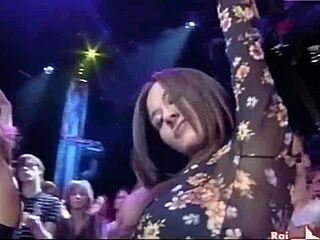 giorgia palmas performs a sexy dance on cdlive stage