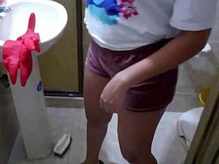 La empleada del servicio inmigante acepta chupar verga