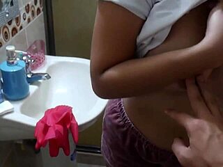La empleada del servicio inmigante acepta chupar verga