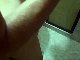 La empleada del servicio inmigante acepta chupar verga