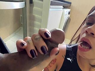mature empregada gives cuzinho to chefe interracial 😏