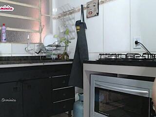 Contratei essa empregada e ela ficou pelada para limpar a minha casa que safada eu não me aguentei
