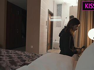 Esposa caliente folla con manitas mientras marido mira