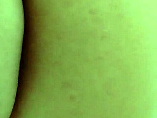 Casal De Meio-Irm�os Trepando Na Sala Enquantos Os Seus Pais Est�o No Trabalho