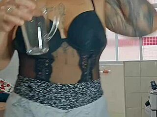 Oh wow, this exhibitionist pussy flashes wildly! Who's loving my safado milk sucking skills?