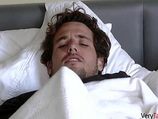 زوجة أب تصرخ بينما ابن الزوج ينيكها بقوة!