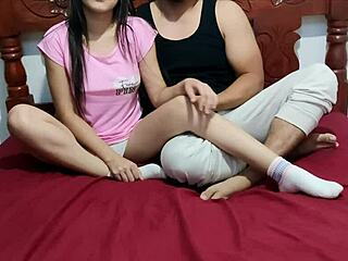 Styvpappan lurar mig med hentai istället för anime en passionerad natt