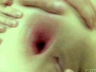 L'avventura anale di Monica con giocattoli e un cazzo enorme sorprende tutti