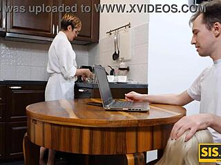 Csaj lopva fújja a mostohatestvér farkát vacsora közben, aztán keményen basznak az ágyon reality stílusban.