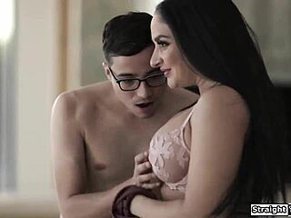 Latin MILF Karımın Sertçe Sikildiğini İzledim