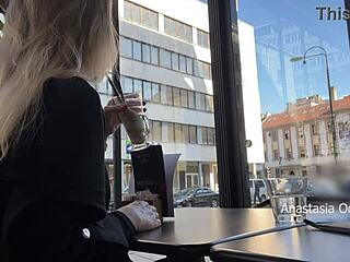 Blikám prsama v kavárně se skleněnými stěnami, všichni venku vidí skrz mou průhlednou košili