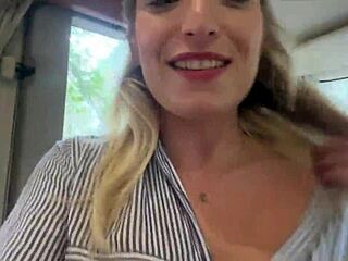Blond amatérka chatuje o tom, jak ji cizinec vyjebe v prdeli v jeho francouzském karavanu