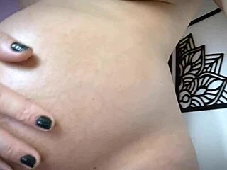 تدهن جسدها العاري الحامل 9 أشهر 😍