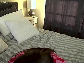 พ่อเลี้ยงสอนลูกเลี้ยงเรื่องเซ็กส์ใน POV บรูเน็ต