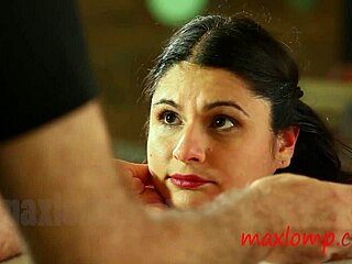 Tuore orjatytö koulutettu kovalla mestarilla