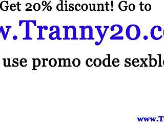 אהה, מצצתי לטרנסית חובבנית את הזין הענק בגרבונים, כל כך חם!