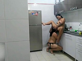 لعنة، هي تعطيني نيك ساخن في المطبخ