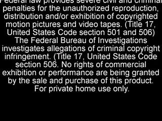 Η ladyboy απολαμβάνει να παίζει με anal παιχνίδια