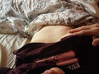 Моята рогата доведена сестра трепери от удоволствие, докато й дразня зърната за безкраен оргазъм!