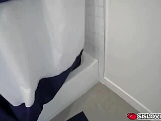 Layla palpita fuerte pensando en hermanastro pervert espiando culo y coño en baño