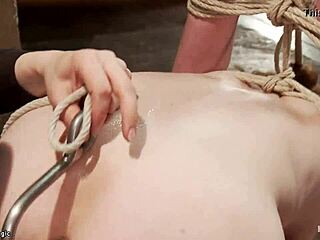 Rojă legată lesbiană rabdă futere hardcore dură cu gagging intens