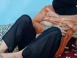 فتاة هندية على الويبكام تفرك كسها الضيق وتعرض حلمات كبيرة 😍