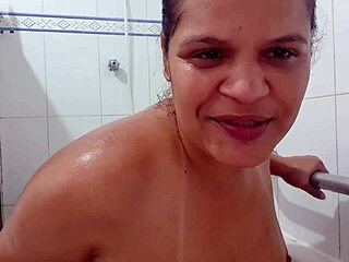 Pro fanoušky zlatých sprch a stříbrného deště fetish hry s Latinou.