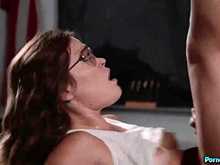 Ei professor Ryan McLane por que fode Katie Kush de missionário na mesa?