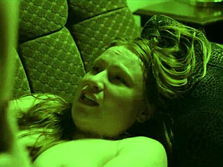 La rossa prende un cazzo mostro in scena di sesso selvaggio in California