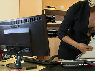 Hey, ginger cehennemin çift sik ve yüzüne boşalma aldığını görmek ister misin?