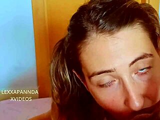 Nevlastní sestra se zelenýma očima dává úžasný POV blowjob