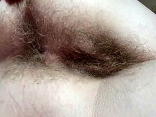 Hårfager rumpefetisj-babe får nærbilde anal knulling, stønnene fyller rommet