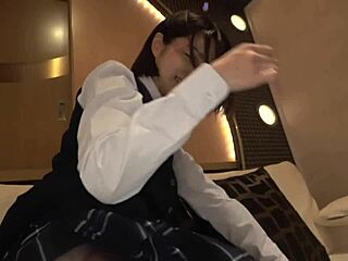 Úžasná japonská tínedžerka 18+ Mei, hanblivá kráska, vymení nevinnosť za peniaze v surovom uniformovanom akte.