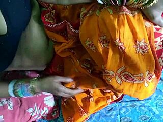 सौतेली बहन उंगली डालते हुए पकड़ी गई और फिर हिंदी डर्टी टॉक में हार्ड ली गई