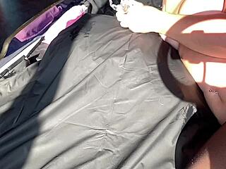 Šľapka s veľkým zadkom roztiahne rit špeculom zblízka