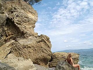Mamma calda Nippleringlover! Bikini trasparente in spiaggia nudista con capezzoli e fica piercing!
