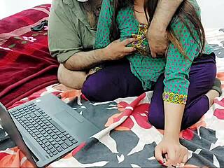 Proresoară pakistaneză o învață pe eleva frumoasă acasă în urdu murdar