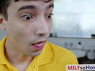 Deusa milf ebony linda socada forte por entregador jovem 18+ com pauzão preto