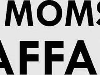 Зряла красавица показва естествени гърди в горещо шоу