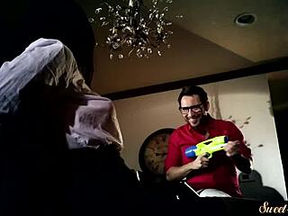 Τριχωτή έφηβη 18+ τρυπάται βαθιά σε απαγορευμένη ταμπού σκηνή