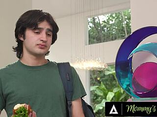 Milf tetona molesta busca consuelo de hijastro