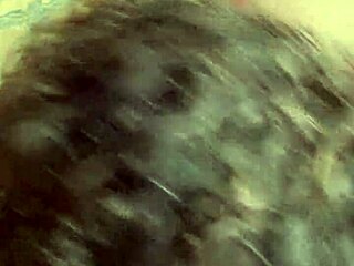 נאודי נאלה נותנת מציצה רטובה על הספה