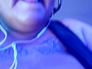 BBW Mary Jhuana जिम बाथरूम में बिग टिट्स फ्लैश करती है