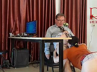 Stygg kontorsretare med fitta-lick och sug