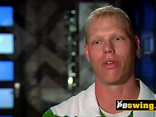 חומה לוהטת רוכבת על זינים רבים באורגיה פרועה