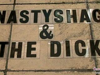 الصدر الكبير ناستي شاغ يتعامل مع قضيب أسود عملاق في الهواء الطلق