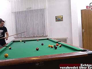 Niemiecka krągła dziewczyna z krótkimi włosami próbuje pierwszego trójkąta MMF