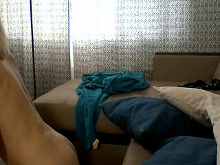 Yo, poglej to vročo mačeho, ki vara v seksi spodnjem perilu z Amanda Blanshe