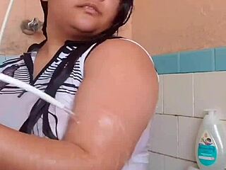 Banyoda Islak Kolumu İzlemeyi Seviyor, Buharlı Anlar Bölüm 1