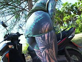 Эта татуированная панкушка 18+ кончает дико на публике!